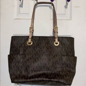 Michael Kors stylish Jet set signature MK logo shoulder bag. (Gently used)